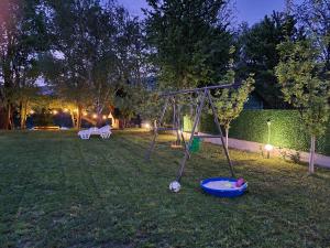 eine Schaukel im Garten bei Nacht in der Unterkunft Orhidea in Bihać