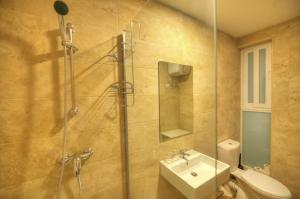 Koupelna v ubytování Modern and centrally located large one bedroom apartment KBON1-1 + 17 fotografií