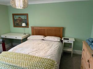 een slaapkamer met een bed en twee nachtkastjes bij 71 Main Street in Bishopthorpe
