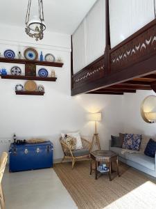 阿爾卡薩的住宿－Karpathian Minimalism，客厅配有沙发和桌子