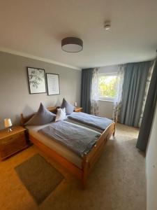 a bedroom with a bed and a window at 4 Sterne Ferienwohnung Rosengarten in Fürsteneck