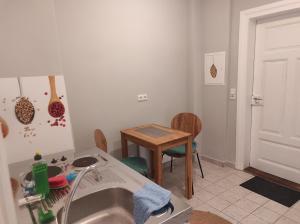 a kitchen with a sink and a table at Schöne gemütliche Ferienwohnung am Saaleradweg in Großeutersdorf