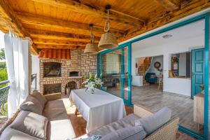 Una sala de estar con una mesa y una chimenea. en Cikas Palmhouse, en Jadranovo 57 fotos más
