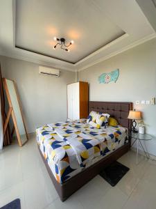 a bedroom with a bed and a ceiling at Villa Kamar Tamu Warungboto in Yogyakarta +16 photos