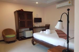 Tempat tidur dalam kamar di Pai Sukhothai Resort SHA Extra Plus