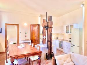 A kitchen or kitchenette at La Tinassara