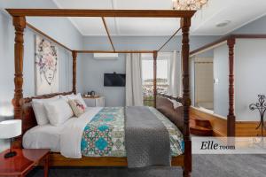 1 dormitorio con cama con dosel y bañera en The Dragonfly Inn en Launceston