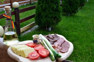 Lovely Apartment in Varlaam في Între Bîsci: طبق من الطعام مع اللحوم والخضروات على الطاولة