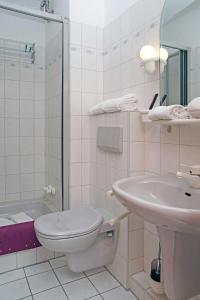 een badkamer met een toilet en een wastafel bij Fischerhus _ Wohnung 5 in Cuxhaven