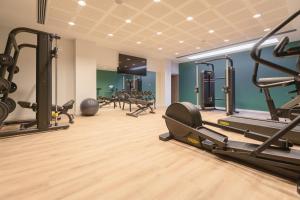 Posilňovňa alebo fitness centrum v ubytovaní Holiday Inn Barcelona - Sant Cugat by IHG