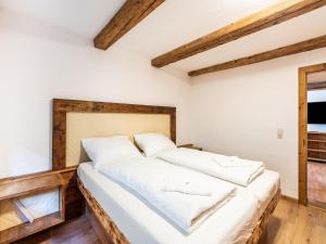 Un pat sau paturi într-o cameră la Scenic Apartment in Uttendorf with Private Terrace