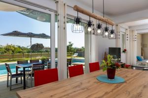 Μια τηλεόραση ή/και κέντρο ψυχαγωγίας στο Holiday house with pool near Rovinj