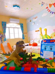 un dormitorio infantil con un dinosaurio y juguetes en Cape 42 Hotel Il, en Hengchun
