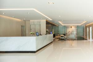 un hall d'entrée avec un bureau de réception dans un immeuble dans l'établissement Alpine Golf Resort Chiang Mai, à Ban Huai Sai Nua 43 autres photos