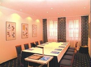 a conference room with a long table and chairs at Romantik Hotel Tuchmacher in Görlitz