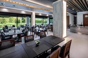 En restaurant eller et andet spisested på Alpine Golf Resort Chiang Mai