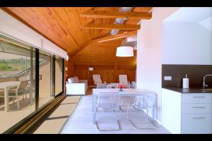 Una cocina y un comedor con mesa y sillas. en Can Forcadell, en Girona