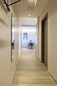 un corridoio che conduce a una sala da pranzo in una casa di More Athens Apartments ad Atene