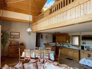 een woonkamer met een bank en een keuken bij Le Lessy M4 in Le Grand-Bornand