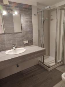 een badkamer met een wastafel en een douche bij Kalura Sea House in Cefalù +33 foto's