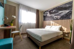 מיטה או מיטות בחדר ב-The Originals City, Hôtel Ecoparc, Montpellier Est (Inter-Hotel)