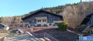un immeuble situé sur le côté d'une colline dans l'établissement Studio & piscine intérieure, vue Mont D'Arbois, à Saint-Gervais-les-Bains 4 autres photos