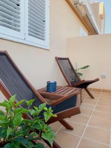 - Balcón con 2 sillas y mesa en Apartamento con vistas al mar el Porís en Poris de Abona