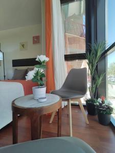 a living room with a chair and a table at Madrid AlcoTour Apto trabajo y relax in Alcobendas