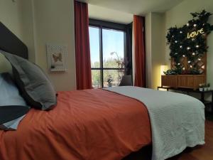 Łóżko lub łóżka w pokoju w obiekcie Madrid AlcoTour Apto trabajo y relax