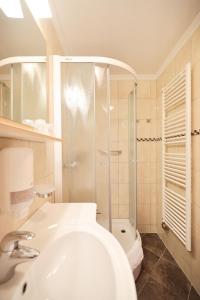 W łazience znajduje się prysznic, umywalka i toaleta. w obiekcie Depadansa Hotel Lucija*** w mieście Posedarje