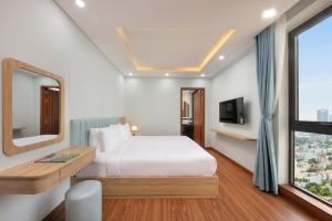 Hummer Hotel & Apartment Da Nang Beach tesisinde bir odada yatak veya yataklar