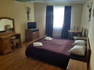 sypialnia z dużym łóżkiem i lustrem w obiekcie Hotel Nikolet w mieście Mukaczewo