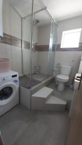 GalovacにあるLukaのバスルーム(洗濯機、トイレ付)