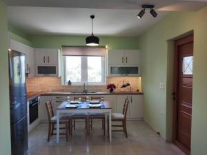 Kuchyň nebo kuchyňský kout v ubytování The Bright House a two-storey maisonette in Loutraki
