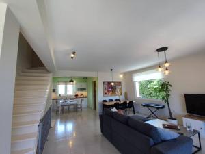 Posezení v ubytování The Bright House a two-storey maisonette in Loutraki