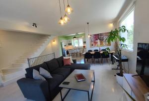 Posezení v ubytování The Bright House a two-storey maisonette in Loutraki