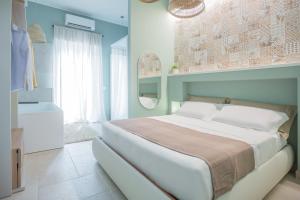 Ein Bett oder Betten in einem Zimmer der Unterkunft Filia Solis - Old Town SUITEs & SPA