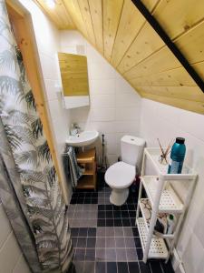 Koupelna v ubytování Self check-in Attic Suite next to Hiking Trails