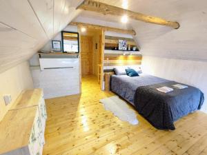 Postel nebo postele na pokoji v ubytování Self check-in Attic Suite next to Hiking Trails