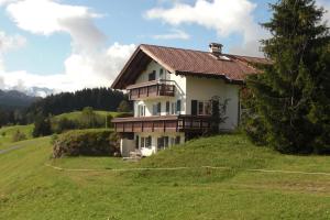 ボルシュターラングにあるFerienwohnungen Alpentraum - Traumblickの草原の頂上の家