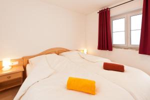 a bedroom with two white beds and a window at Ferienwohnungen Alpentraum - Traumblick in Bolsterlang