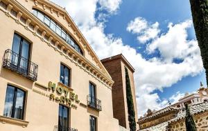 un edificio con un cartel en el costado en Ele Mirador de Santa Ana, en Ávila