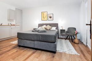 een slaapkamer met een bed, een bureau en een stoel bij Adriatic Dream Rooms in Rovinj