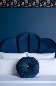 a white bed with a blue and white blanket at Craves in Brussels