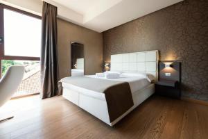 una camera da letto con un letto grande e una grande finestra di Mokinba Hotels Baviera a Milano