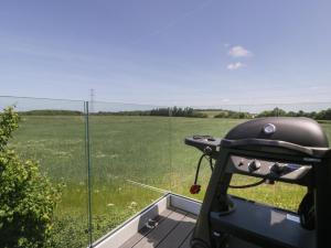 Blick auf ein Feld durch ein Glasfenster in der Unterkunft Little Knaplock in Bridgwater