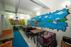 A television and/or entertainment centre at XALİLA HOSTEL & CAFE LADİES ROOM
