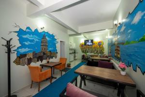 A television and/or entertainment centre at XALİLA HOSTEL & CAFE LADİES ROOM