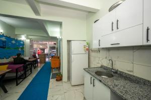 A kitchen or kitchenette at XALİLA HOSTEL & CAFE LADİES ROOM Még 19 kép