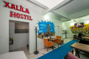 A television and/or entertainment centre at XALİLA HOSTEL & CAFE LADİES ROOM